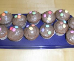 Geburtstags-Muffins mit Schwarz-Weiß-Teig