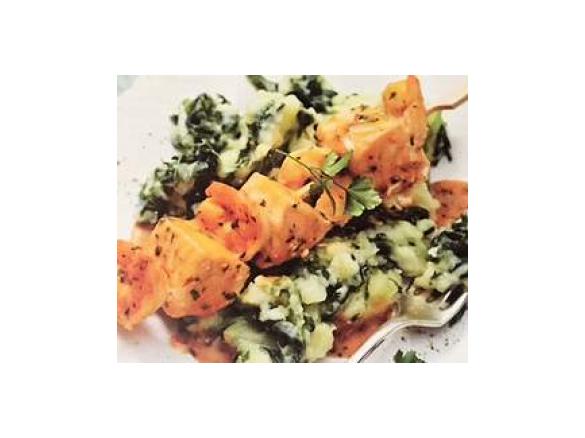 Shrimps-Lachs-Spieße mit Spinat-Kartoffeln