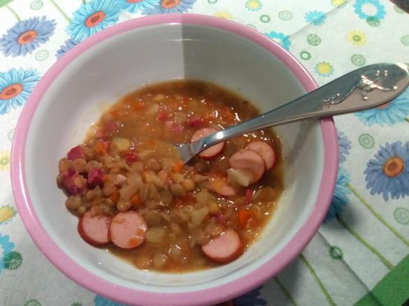 Linsensuppe mit Kartoffeln, Karotten und Speck