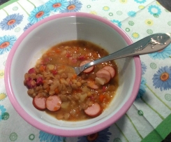 Linsensuppe mit Kartoffeln, Karotten und Speck