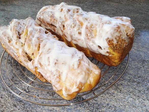 Hefezopf mit Nussfüllung