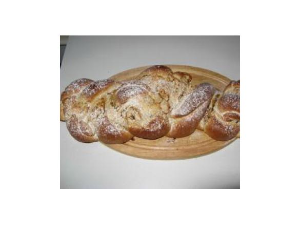 Hefezopf mit Aprikosen-Marzipan-Füllung