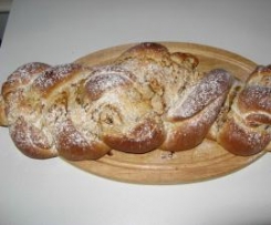 Hefezopf mit Aprikosen-Marzipan-Füllung