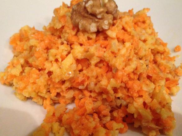 Rohkost mit Apfel, Möhre u. Walnuss