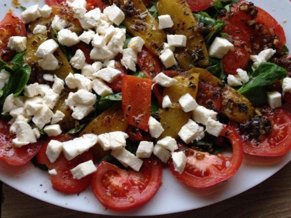 PAPRIKA SALAT AUF FELDSALATBETT