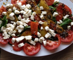 PAPRIKA SALAT AUF FELDSALATBETT