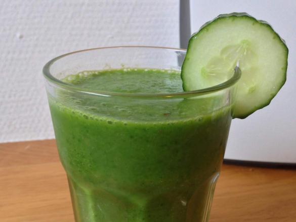 Regionaler Green Smoothie mit Spinat und Gurke