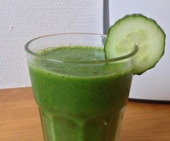 Regionaler Green Smoothie mit Spinat und Gurke