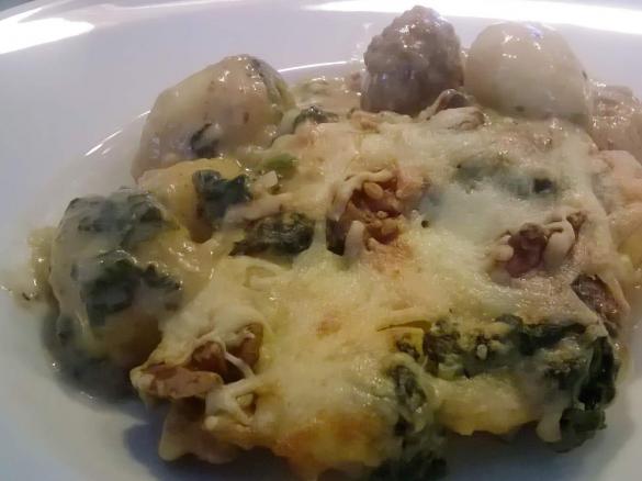 Gnocchi mit Fleischbällchen und Spinat-Gorgonzola-Sauce
