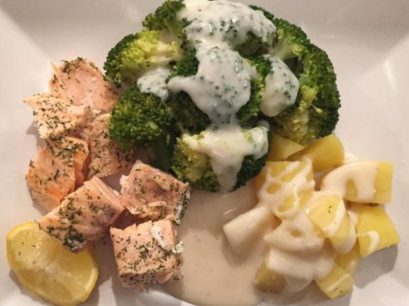 Lachs mit Brokkoliröschen & Kartoffeln an Bèchamel Soße.
