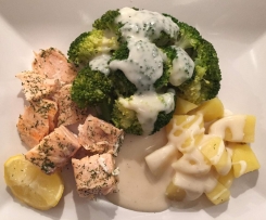 Lachs mit Brokkoliröschen & Kartoffeln an Bèchamel Soße.