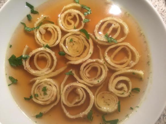 Allgäuer Bergkäse-Kräuter-Flädle als Suppeneinlage