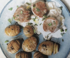Schweinemedaillons mit cremiger Rhabarbersoße, dazu Salbei-Hasselback-Kartoffeln - HelloFresh Box