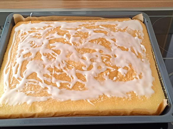 Zitronenkuchen auf dem Blech, hoch