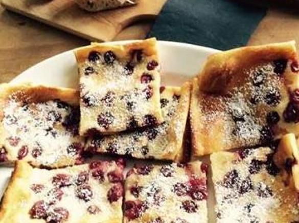 Variation von Finnischer Ofenpfannkuchen - mit Sauerkirschen