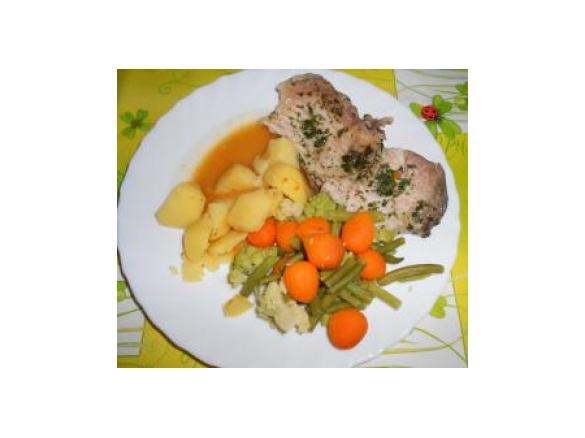 Karpfen mit Kartoffeln, Gemüse und Fischgemüsesoße