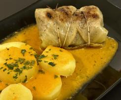 Deftige Kohlrouladen mit Kartoffeln und Sauce