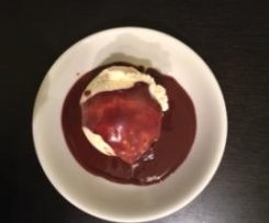 Heiße Schokosoße zu Vanilleeis (...oder zum reinlegen... ;-) )