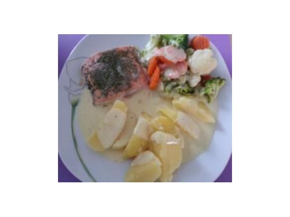 Lachs  mit Gemüse und Kräutersenfsoße