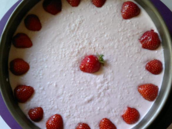 Erdbeer-Kokos-Frischkäse-Torte