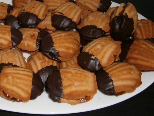 Bärentatzen mit Marzipan und Marmelade gefüllt