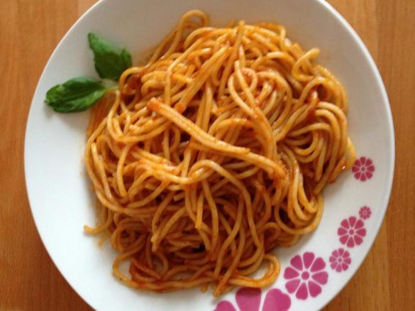 Spaghetti mit Tomatensugo