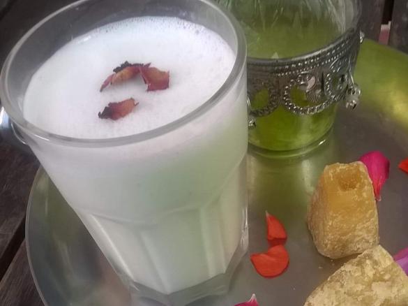 Rosen Lassi, süßes indisches Joghurtgetränk