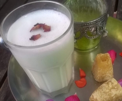 Rosen Lassi, süßes indisches Joghurtgetränk