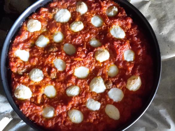 Spaghetti Pizza mit Hackbällchen und Mozzarella