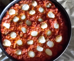 Spaghetti Pizza mit Hackbällchen und Mozzarella