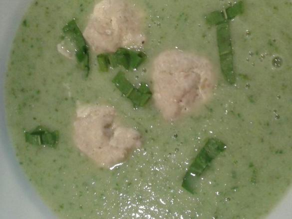 Kohlrabi-Bärlauch Suppe mit Lachsklößchen