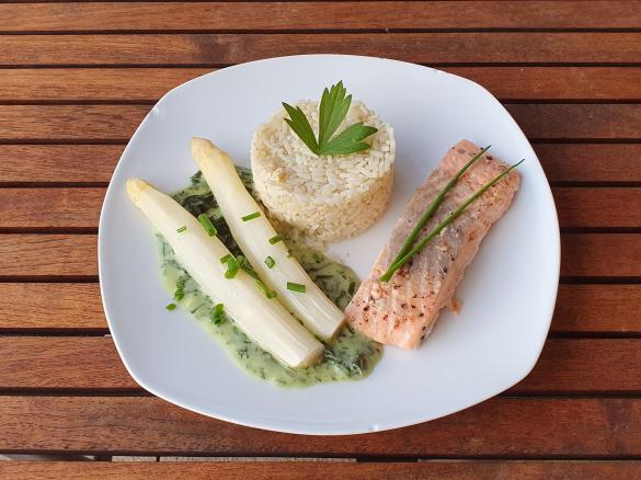 Lachsfilet mit Reis, Gemüse auf Bärlauch-Sauce