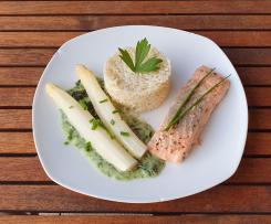 Lachsfilet mit Reis, Gemüse auf Bärlauch-Sauce