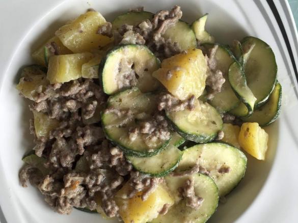 Zucchini-Hackfleisch-Kartoffel-Schmaus mit saurer Sahne
