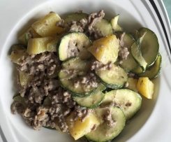 Zucchini-Hackfleisch-Kartoffel-Schmaus mit saurer Sahne
