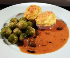 Schweinefilet mit Kartoffelhaube und Steinpilz-Rahm-Soße mit Gemüse nach Saison