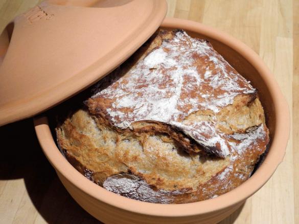 Vollkornbrot im Römertopf