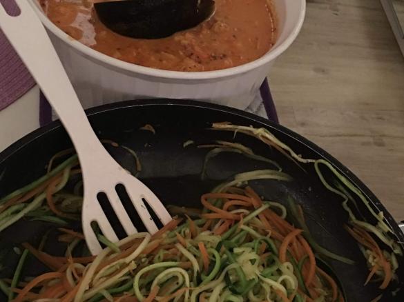 LowCarb - Gemüsespaghetti mit Hähnchen-Joghurtsoße 
