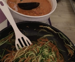 LowCarb - Gemüsespaghetti mit Hähnchen-Joghurtsoße 