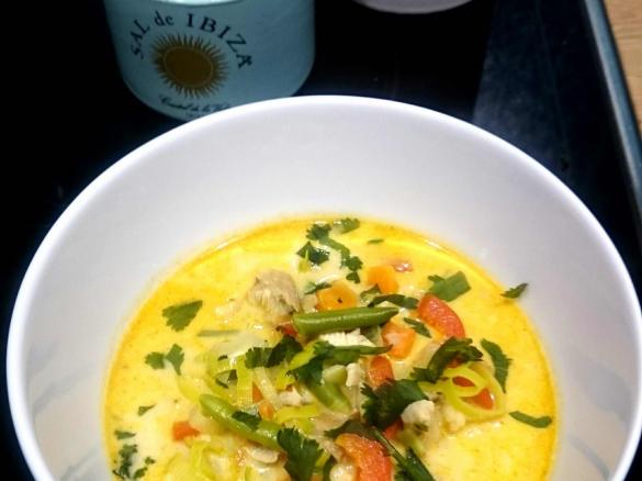 Soulfood: Thai-Kokos-Suppe mit grünen Bohnen, Paprika und Huhn