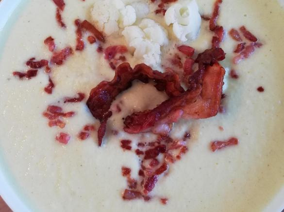 Blumenkohl-Suppe mit Speck, Low-Carb