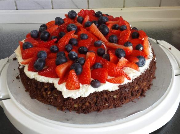 Walnuss Brownie mit Erdbeeren und Heidelbeeren 