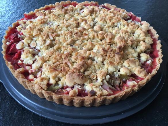 Rhabarber-Erdbeer-Tarte mit Streuseln