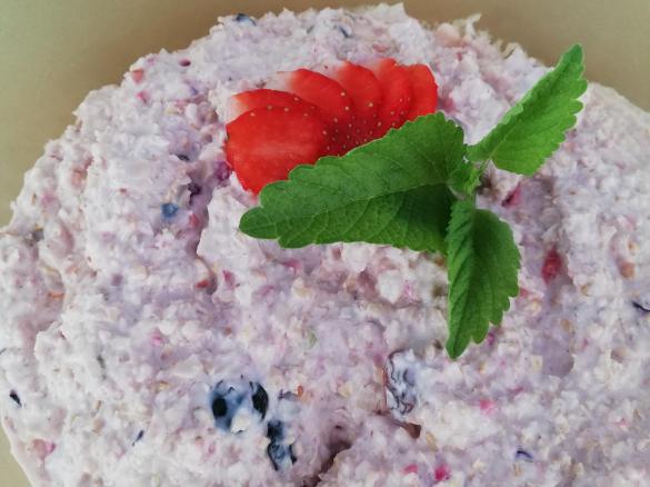 Bircher Beeren Müesli mit Kokos