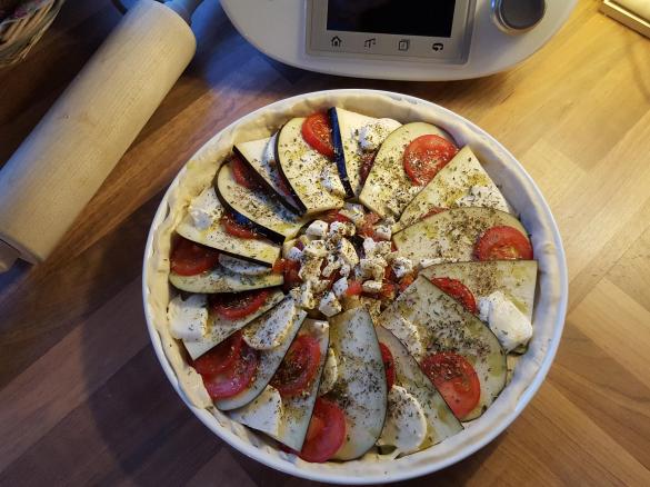 Aubergine auf Flammkuchenteig