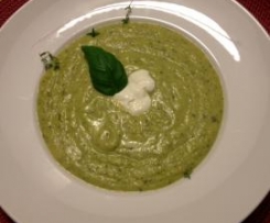 Zucchini-Kohlrabi-Cremesuppe m. Kräuterkäse