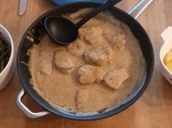 Schweinemedaillions mit Bohnen und Kartoffeln in Pfefferrahmsoße