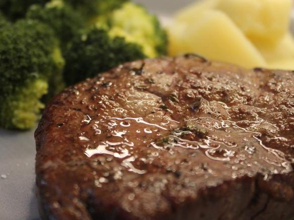 Steak medium mit Kartoffel und Brokkoli