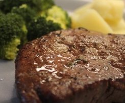 Steak medium mit Kartoffel und Brokkoli