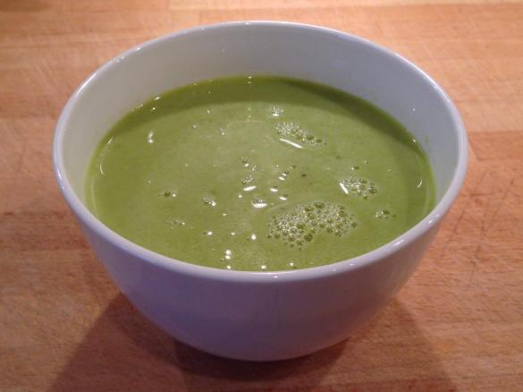 Frische grüne Erbsensuppe